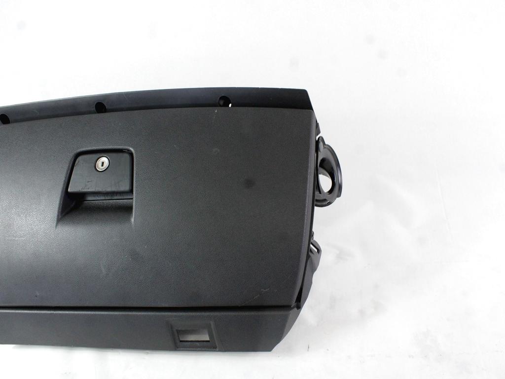 PREDAL ZA DOKUMENTE OEM N. 39808618 ORIGINAL REZERVNI DEL VOLVO V50 545 R (2007 - 2012) DIESEL LETNIK 2010