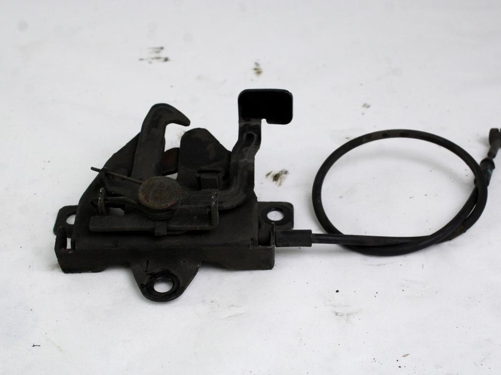 ZAKLEP POKROVA MOTORJA  OEM N. 811302L000 ORIGINAL REZERVNI DEL HYUNDAI I30 FD MK1 (2007 - 2011)DIESEL LETNIK 2011