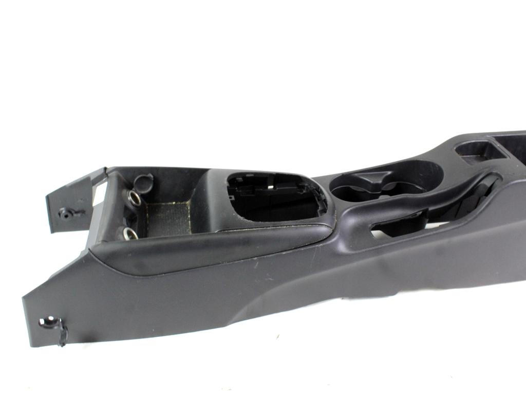 PLASTIKA MED SEDEZI BREZ NASLONJALA ROK OEM N. 84610-2R000 ORIGINAL REZERVNI DEL HYUNDAI I30 FD MK1 (2007 - 2011)DIESEL LETNIK 2011