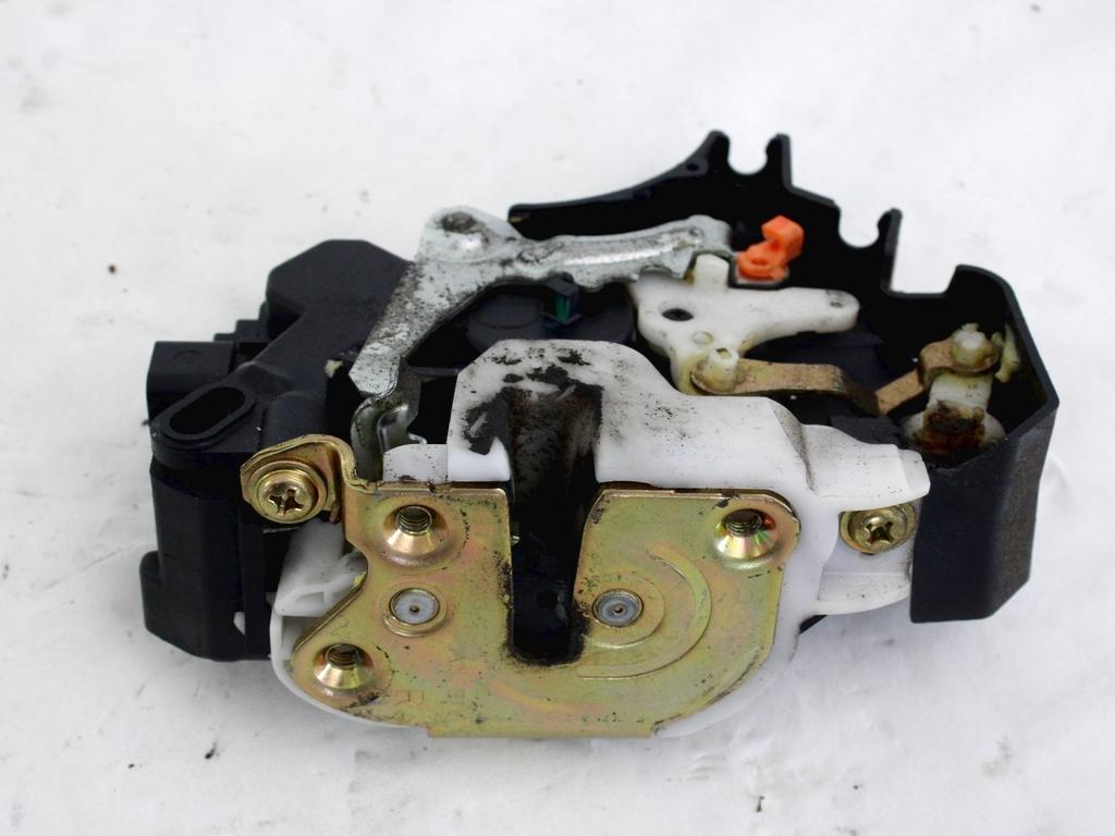 CENTRALNI ZAKLEP SPREDNJIH VRAT  OEM N. 5715A132 ORIGINAL REZERVNI DEL MITSUBISHI COLT Z30 Z3_A Z2_A MK6 (2004 - 2009) BENZINA LETNIK 2006