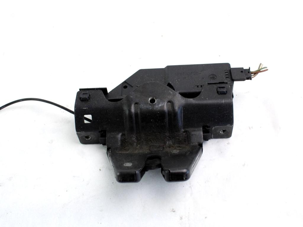 ZAKLEPANJE PRTLJA?NIH VRAT  OEM N. 8196401 ORIGINAL REZERVNI DEL BMW SERIE 1 BER/COUPE/CABRIO E81/E82/E87/E88 (2003 - 2007) BENZINA LETNIK 2004