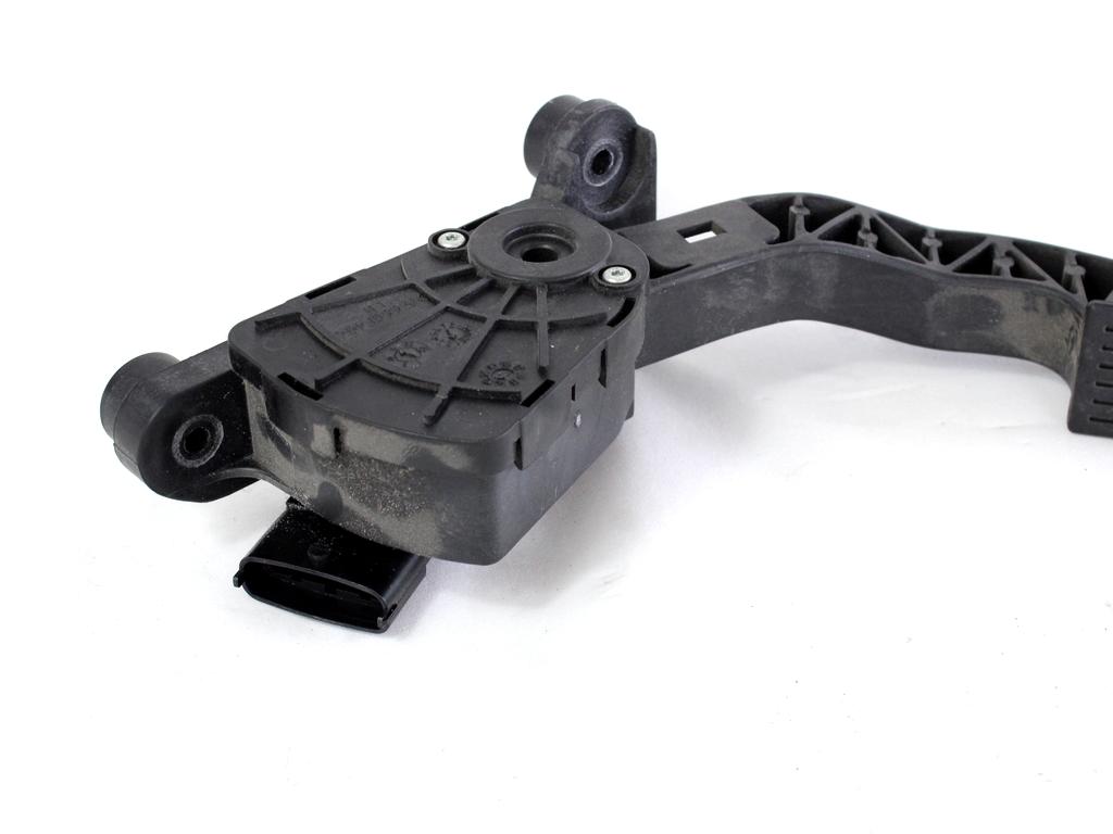 PEDALI OEM N. 327001P100 ORIGINAL REZERVNI DEL KIA VENGA YN (2010 - 2019)BENZINA LETNIK 2013