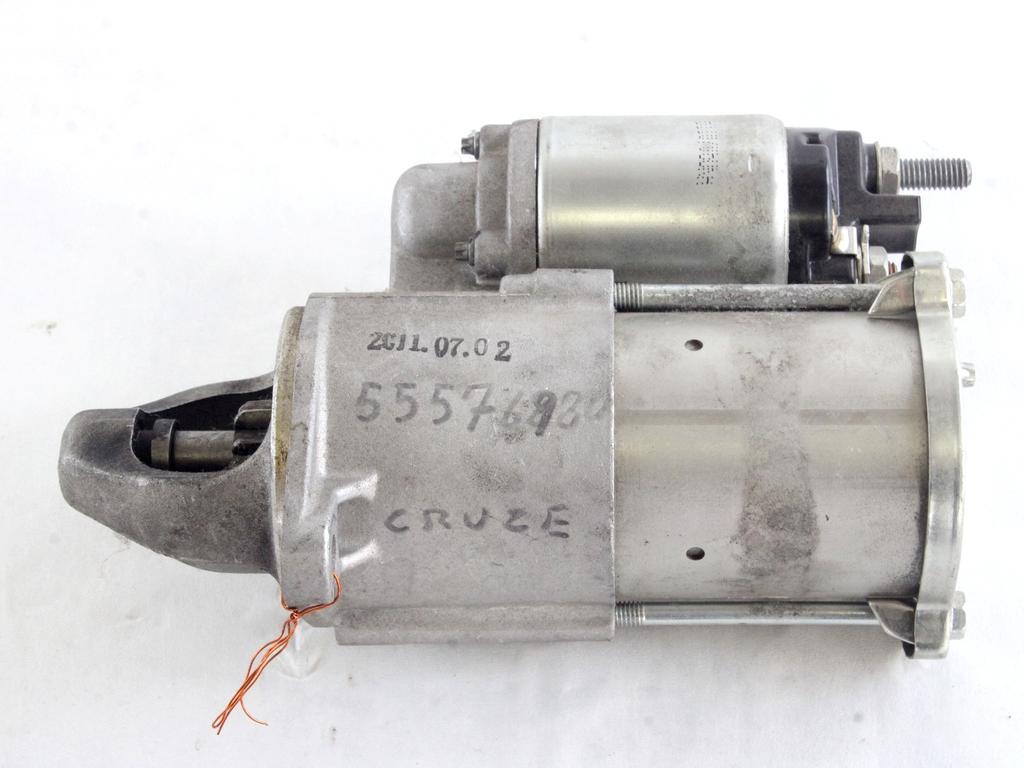 ZAGANJAC MOTORJA  OEM N. 55576980 ORIGINAL REZERVNI DEL CHEVROLET CRUZE J300 J305 (2009 - 2019) BENZINA LETNIK 2012