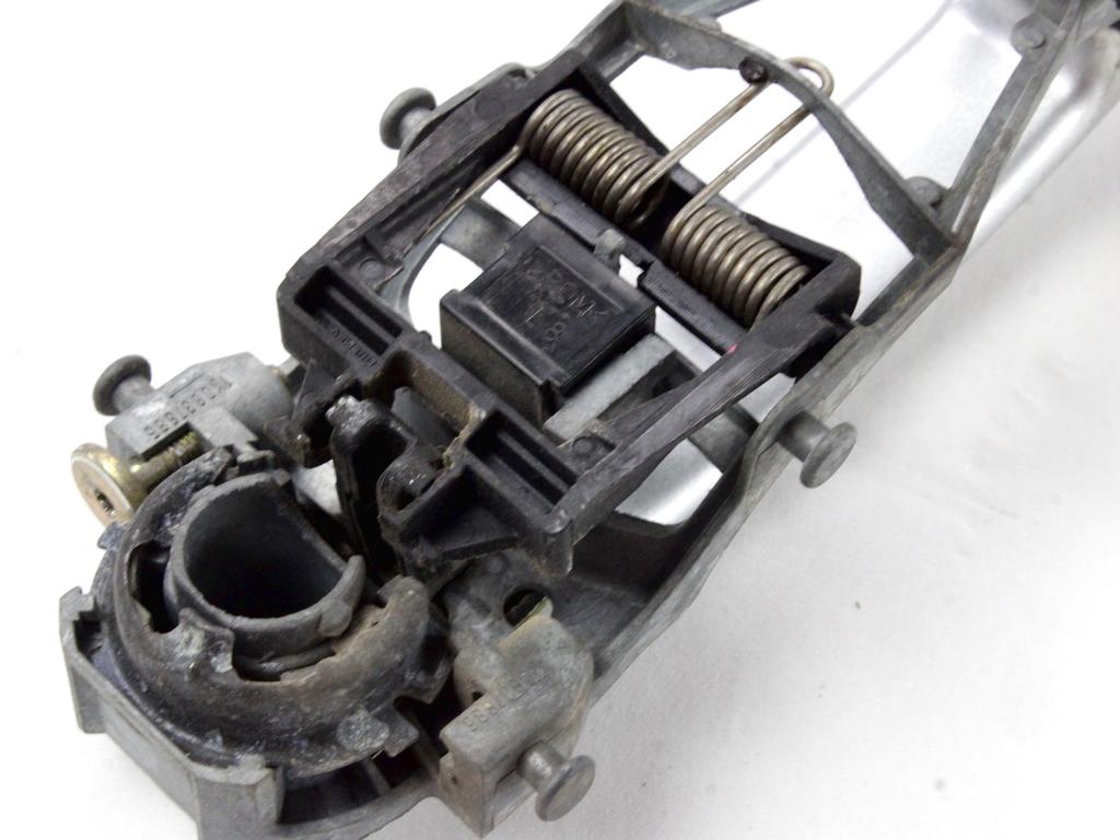 ZUNANJA KLJUKA ZADNJA LEVA VRATA OEM N. 3B0837205GGRU ORIGINAL REZERVNI DEL VOLKSWAGEN GOLF V 1K1 1K5 MK5 BER/SW (02/2004-11/2008) DIESEL LETNIK 2004