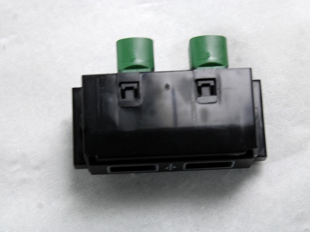 USB / AUX OEM N. 2GA863324B ORIGINAL REZERVNI DEL VOLKSWAGEN T-ROC A11 (DAL 2017)  DIESEL LETNIK 2020