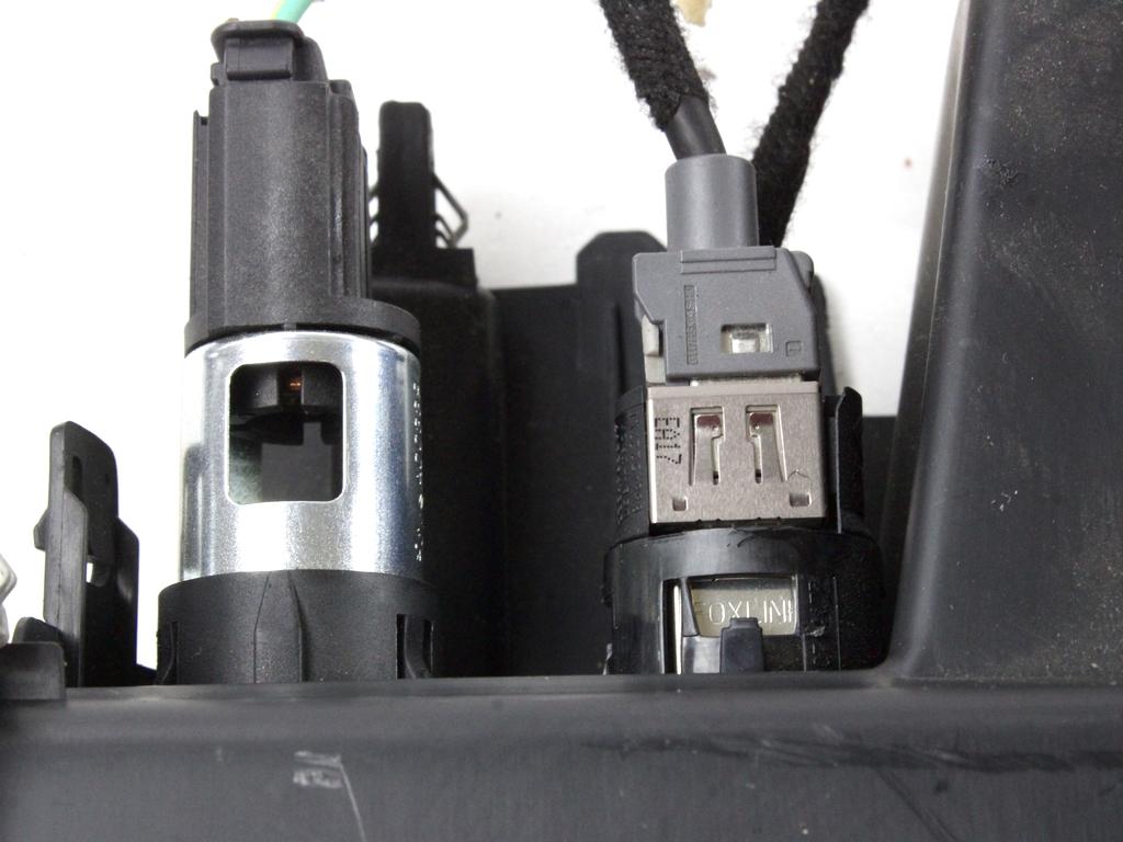 USB / AUX OEM N. 9674655277 ORIGINAL REZERVNI DEL PEUGEOT 208 CA CC MK1 (2012 -2019) DIESEL LETNIK 2015