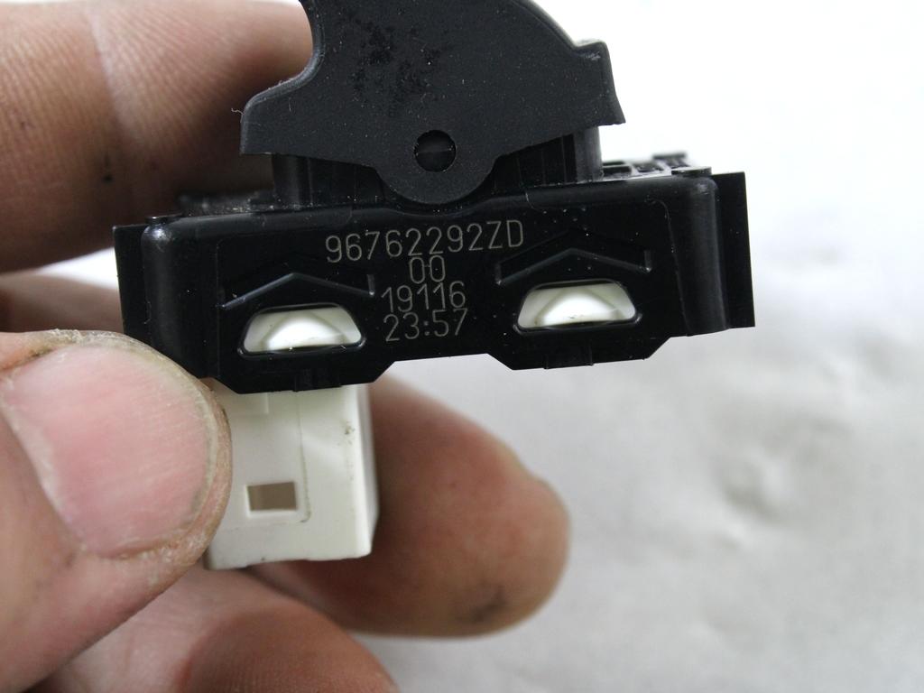 ZADNJE STIKALO OEM N. 96762292ZD ORIGINAL REZERVNI DEL CITROEN C3 SX SY MK3 (DAL 2016) BENZINA LETNIK 2019