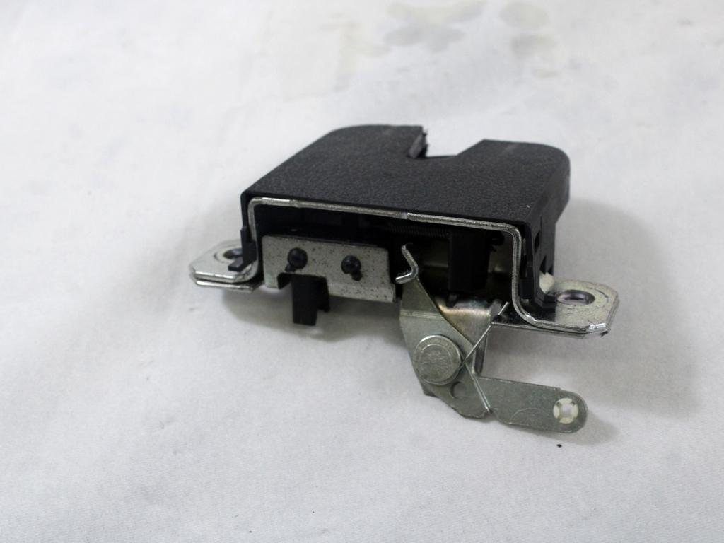 ZAKLEPANJE PRTLJA?NIH VRAT  OEM N. 6L6827505A ORIGINAL REZERVNI DEL SEAT IBIZA 6L1 MK3 (01/2002 - 01/2006) BENZINA LETNIK 2005