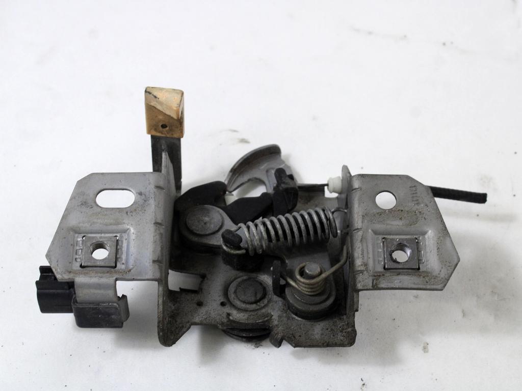 ZAKLEP POKROVA MOTORJA  OEM N. 30716530 ORIGINAL REZERVNI DEL VOLVO C30 533 (2006 - 2012)DIESEL LETNIK 2011