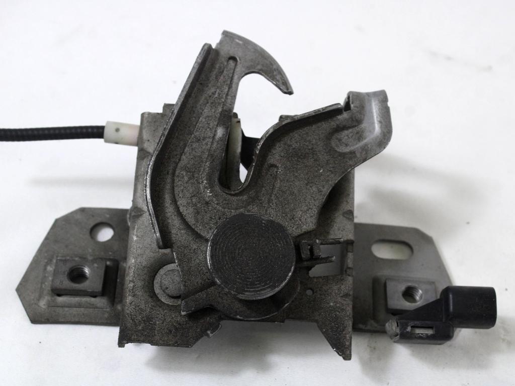 ZAKLEP POKROVA MOTORJA  OEM N. 30716530 ORIGINAL REZERVNI DEL VOLVO C30 533 (2006 - 2012)DIESEL LETNIK 2011