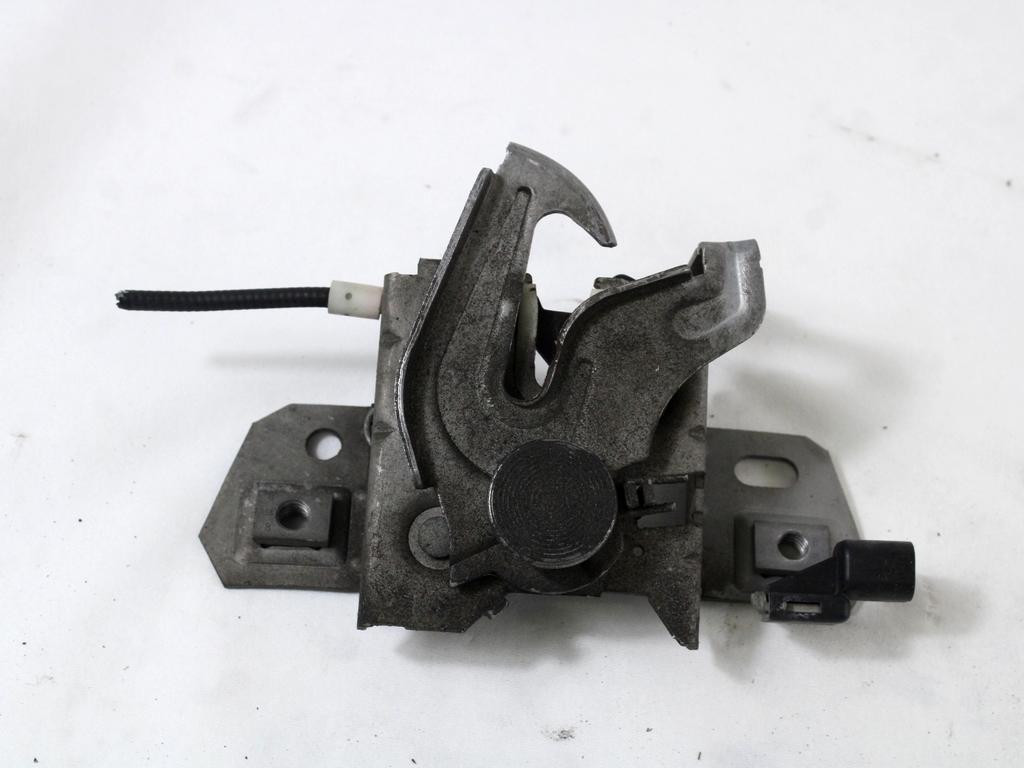 ZAKLEP POKROVA MOTORJA  OEM N. 30716530 ORIGINAL REZERVNI DEL VOLVO C30 533 (2006 - 2012)DIESEL LETNIK 2011