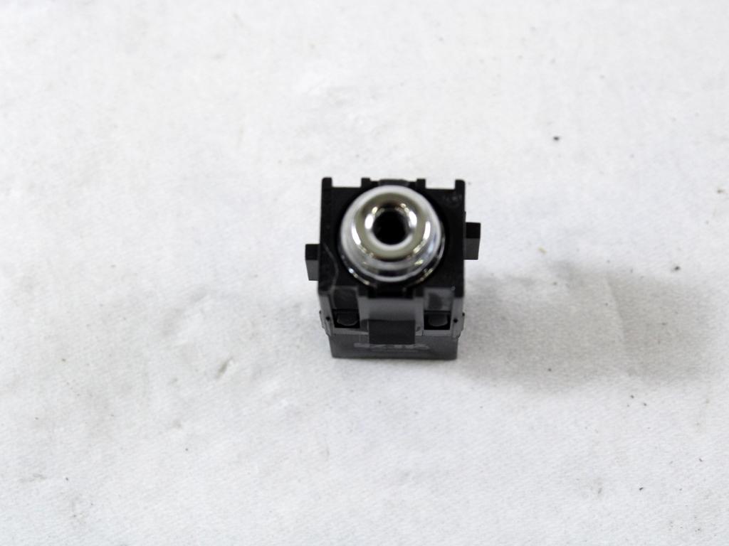 USB / AUX OEM N. 9678249777 ORIGINAL REZERVNI DEL PEUGEOT 308 LB LP LW LH L3 LC LJ LR LX L4 MK2 T9 (2013 - 2021)DIESEL LETNIK 2014