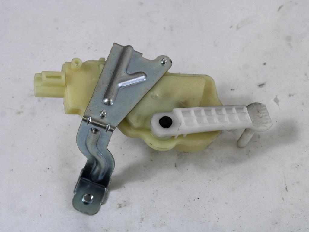 ZAKLEPANJE PRTLJA?NIH VRAT  OEM N. 691500D030 ORIGINAL REZERVNI DEL TOYOTA YARIS P9 MK2 (01/2006 - 2009) BENZINA LETNIK 2008