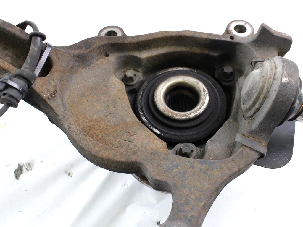 VRTLJIVI LEZAJ DESNO / PESTO KOLESA Z LEZAJEM SPREDAJ OEM N. 52088652AE ORIGINAL REZERVNI DEL JEEP CHEROKEE MK3 R KJ (2005 - 2008) DIESEL LETNIK 2005