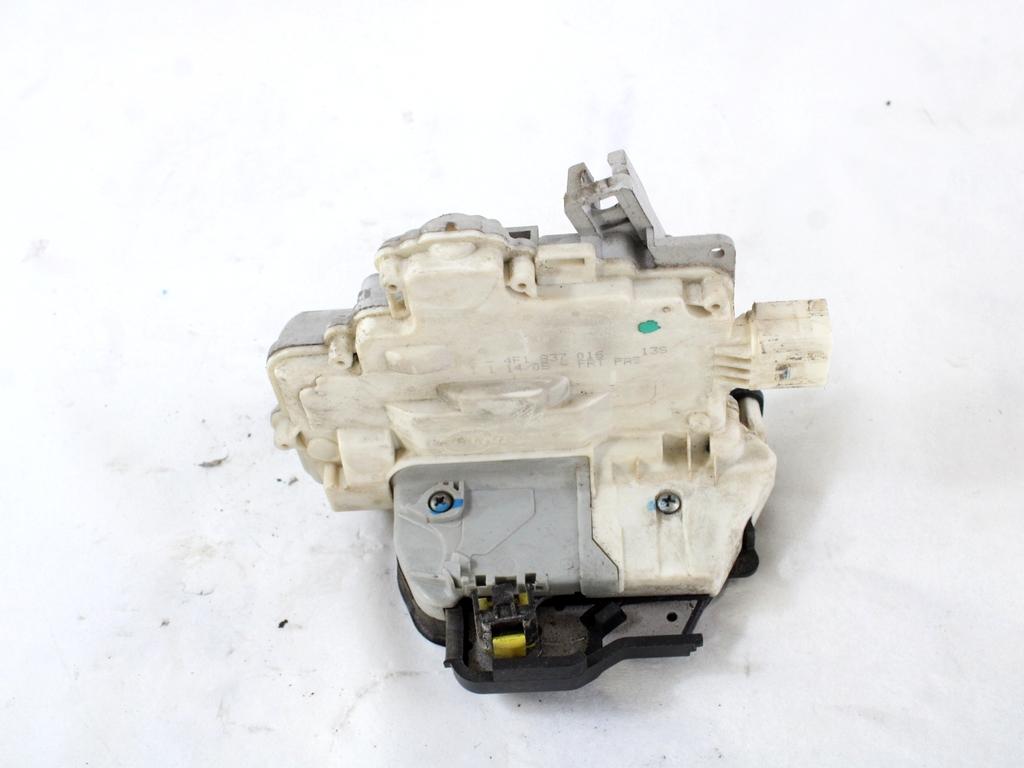 CENTRALNI ZAKLEP SPREDNJIH VRAT  OEM N. 4F1837016 ORIGINAL REZERVNI DEL AUDI A3 MK2 8P 8PA 8P1 (2003 - 2008)DIESEL LETNIK 2005