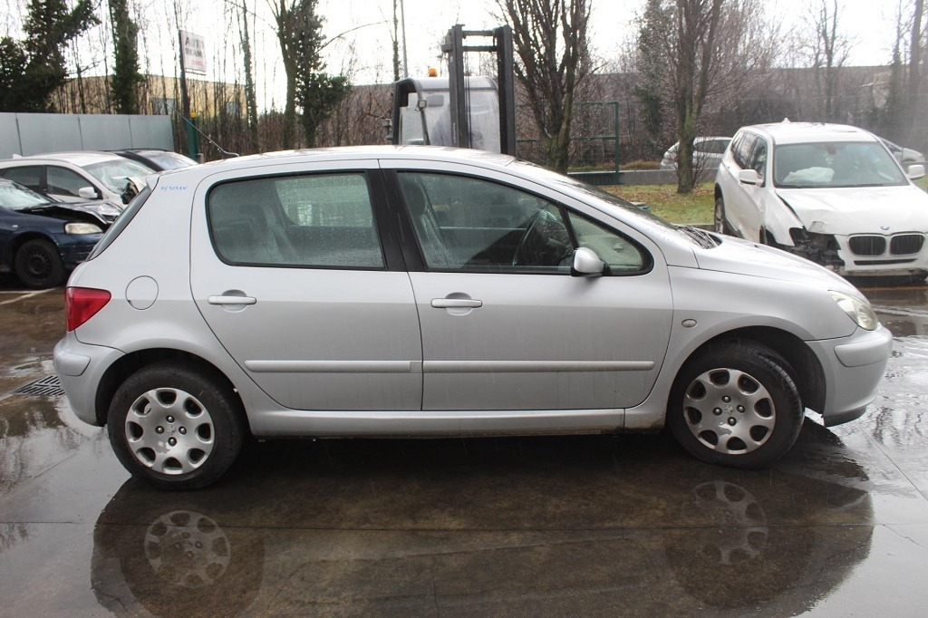 PEUGEOT 307 2.0 D 66KW 5M 5P (2002) RICAMBI USATI AUTO IN PIAZZALE DA SMONTARE 