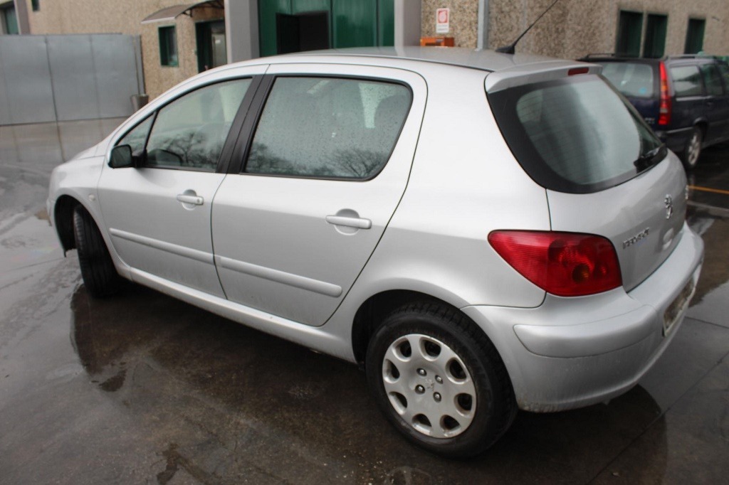 PEUGEOT 307 2.0 D 66KW 5M 5P (2002) RICAMBI USATI AUTO IN PIAZZALE DA SMONTARE 