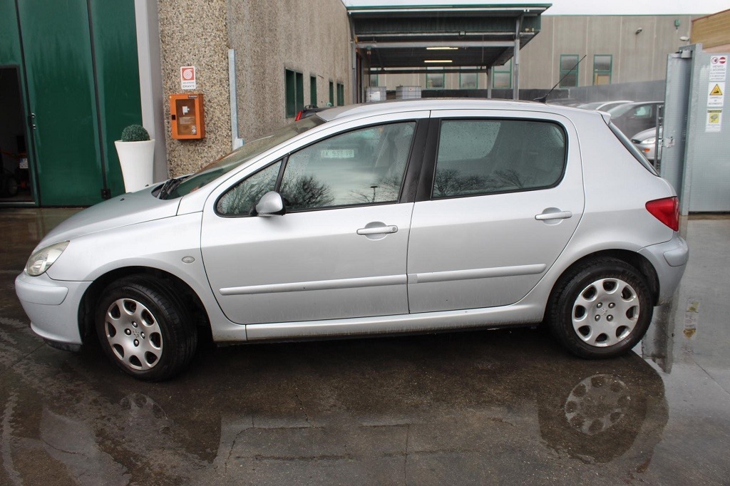 PEUGEOT 307 2.0 D 66KW 5M 5P (2002) RICAMBI USATI AUTO IN PIAZZALE DA SMONTARE 