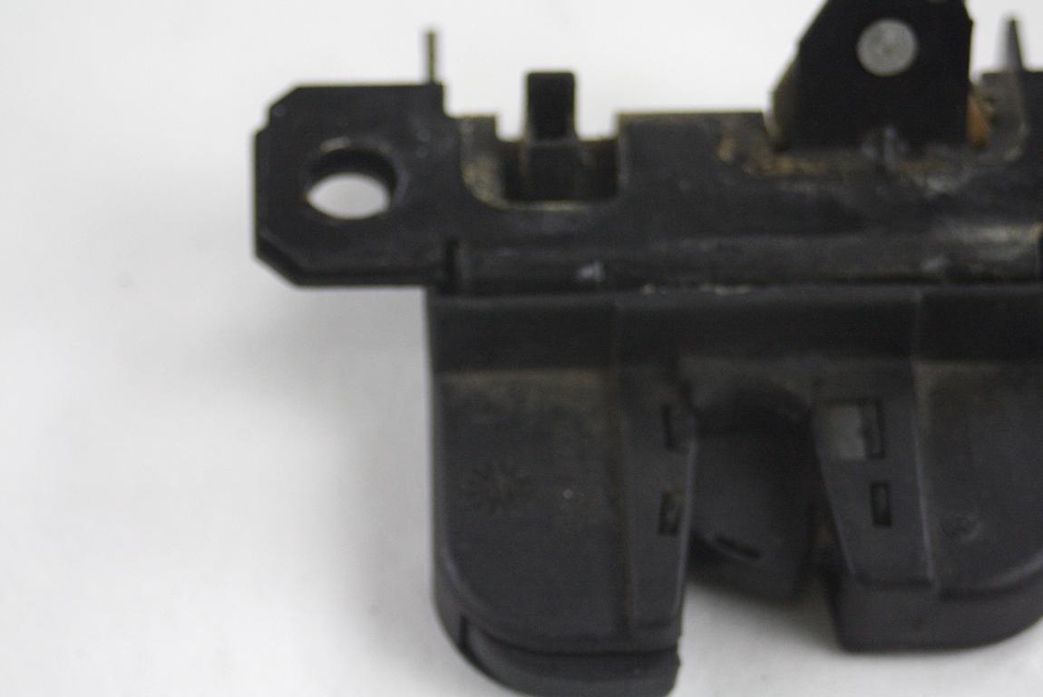 ZAKLEPANJE PRTLJA?NIH VRAT  OEM N. 1J6827505B ORIGINAL REZERVNI DEL VOLKSWAGEN GOLF IV 1J1 1E7 1J5 MK4 BER/SW (1998 - 2004) BENZINA LETNIK 1998