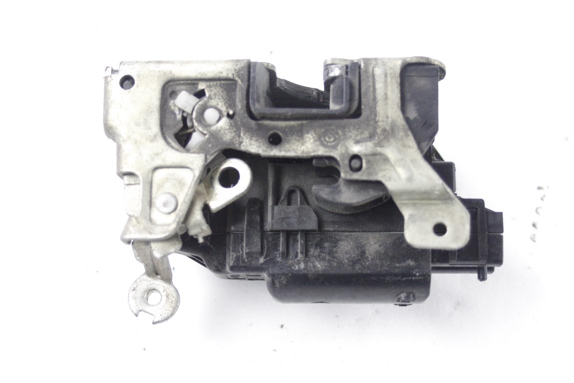 CENTRALNI ZAKLEP SPREDNJIH VRAT  OEM N. 7701046800 ORIGINAL REZERVNI DEL RENAULT KANGOO KC0/1 MK1 R (2003-2008) BENZINA/METANO LETNIK 2006