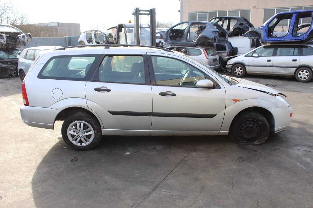 FORD FOCUS SW 1.6 B 74KW 5M 5P (2001) RICAMBI USATI AUTO IN PIAZZALE 