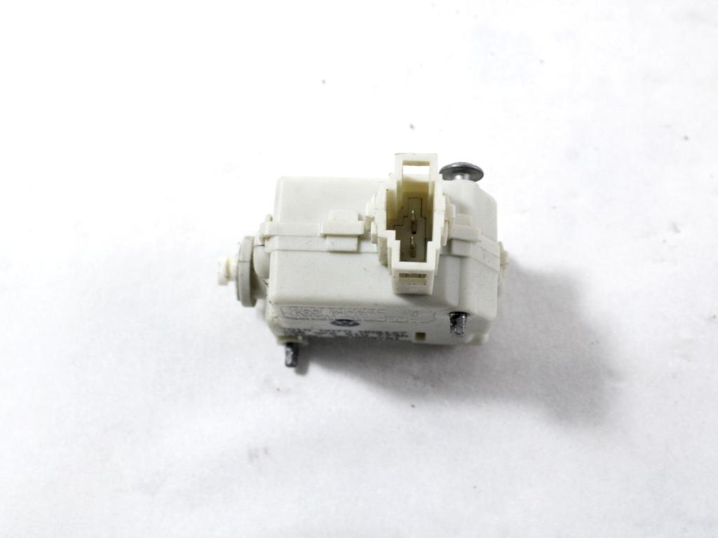 ZAKLEP LOPUTE GORIVA OEM N. 5K6810773A ORIGINAL REZERVNI DEL VOLKSWAGEN GOLF VI 5K1 517 AJ5 MK6 (2008-2012) DIESEL LETNIK 2010