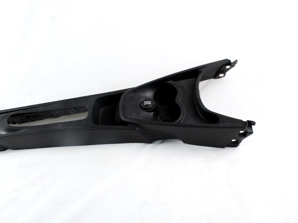 PLASTIKA MED SEDEZI BREZ NASLONJALA ROK OEM N. 735531708 ORIGINAL REZERVNI DEL LANCIA Y YPSILON 312 (dal 2011)BENZINA LETNIK 2012