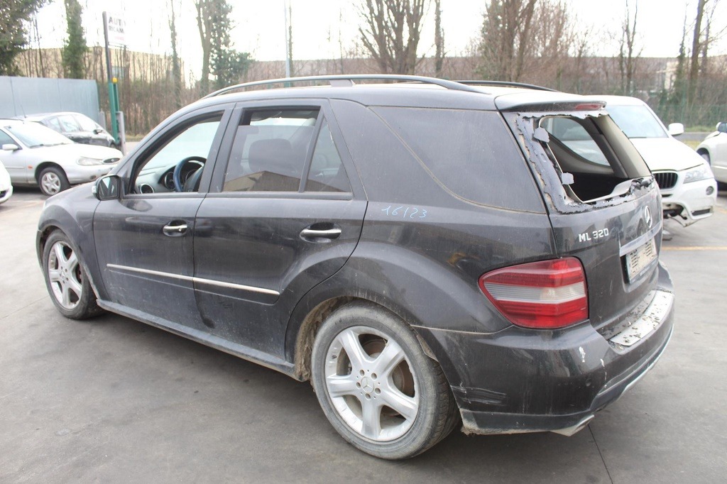 MERCEDES ML 3.0 D 4X4 165KW AUT 5P (2006) RICAMBI IN MAGAZZINO