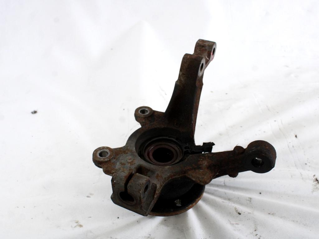 VRTLJIVI LEZAJ DESNO / PESTO KOLESA Z LEZAJEM SPREDAJ OEM N. 8200345945 ORIGINAL REZERVNI DEL RENAULT CLIO BR0//1 CR0/1 KR0/1 MK3 R (05/2009 - 2013) BENZINA LETNIK 2012