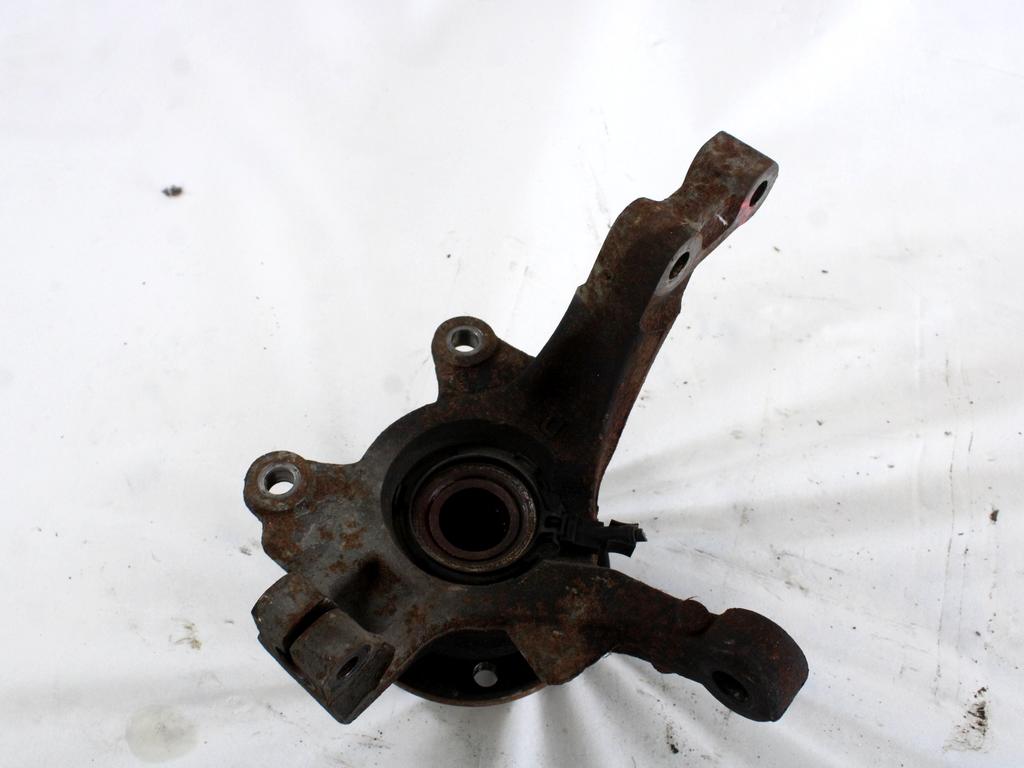 VRTLJIVI LEZAJ DESNO / PESTO KOLESA Z LEZAJEM SPREDAJ OEM N. 8200345945 ORIGINAL REZERVNI DEL RENAULT CLIO BR0//1 CR0/1 KR0/1 MK3 R (05/2009 - 2013) BENZINA LETNIK 2012