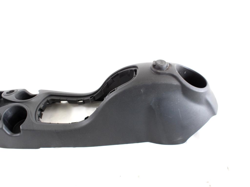 PLASTIKA MED SEDEZI BREZ NASLONJALA ROK OEM N. 9682548477 ORIGINAL REZERVNI DEL CITROEN C3 PICASSO MK1 (2009 - 2012) DIESEL LETNIK 2010