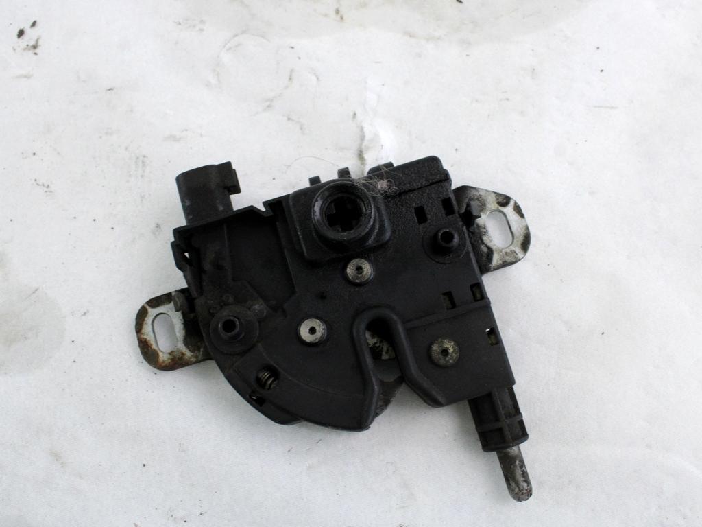 ZAKLEP POKROVA MOTORJA  OEM N. 3M51-16700-AB ORIGINAL REZERVNI DEL FORD FOCUS DA HCP DP MK2 BER/SW (2005 - 2008) DIESEL LETNIK 2006