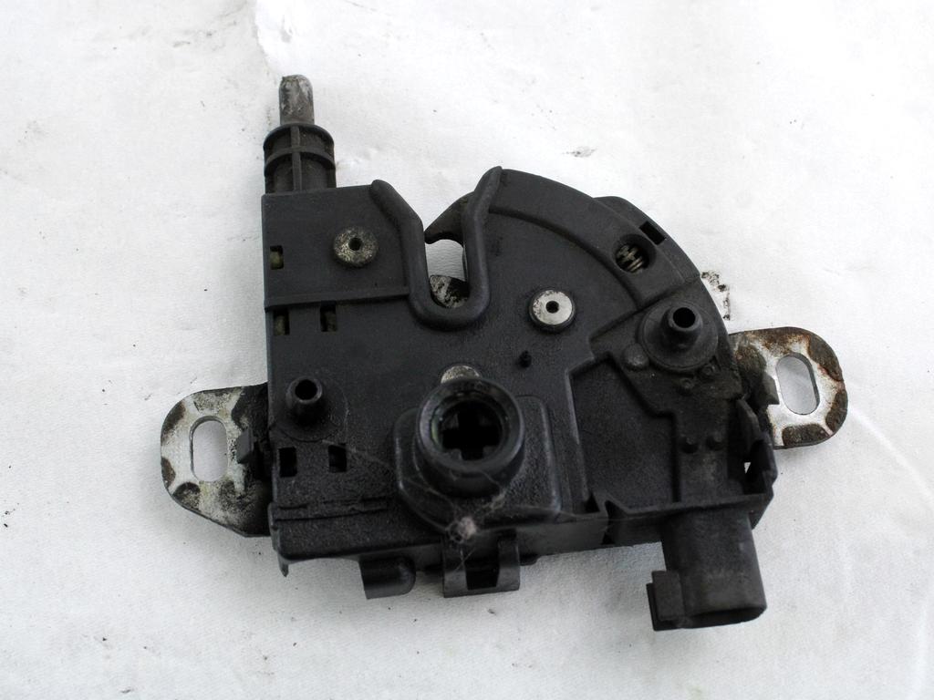 ZAKLEP POKROVA MOTORJA  OEM N. 3M51-16700-AB ORIGINAL REZERVNI DEL FORD FOCUS DA HCP DP MK2 BER/SW (2005 - 2008) DIESEL LETNIK 2006