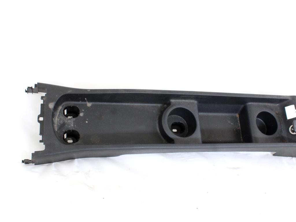 PLASTIKA MED SEDEZI BREZ NASLONJALA ROK OEM N. 13260358 ORIGINAL REZERVNI DEL OPEL MERIVA B S10 (2010 -2017)BENZINA/GPL LETNIK 2012