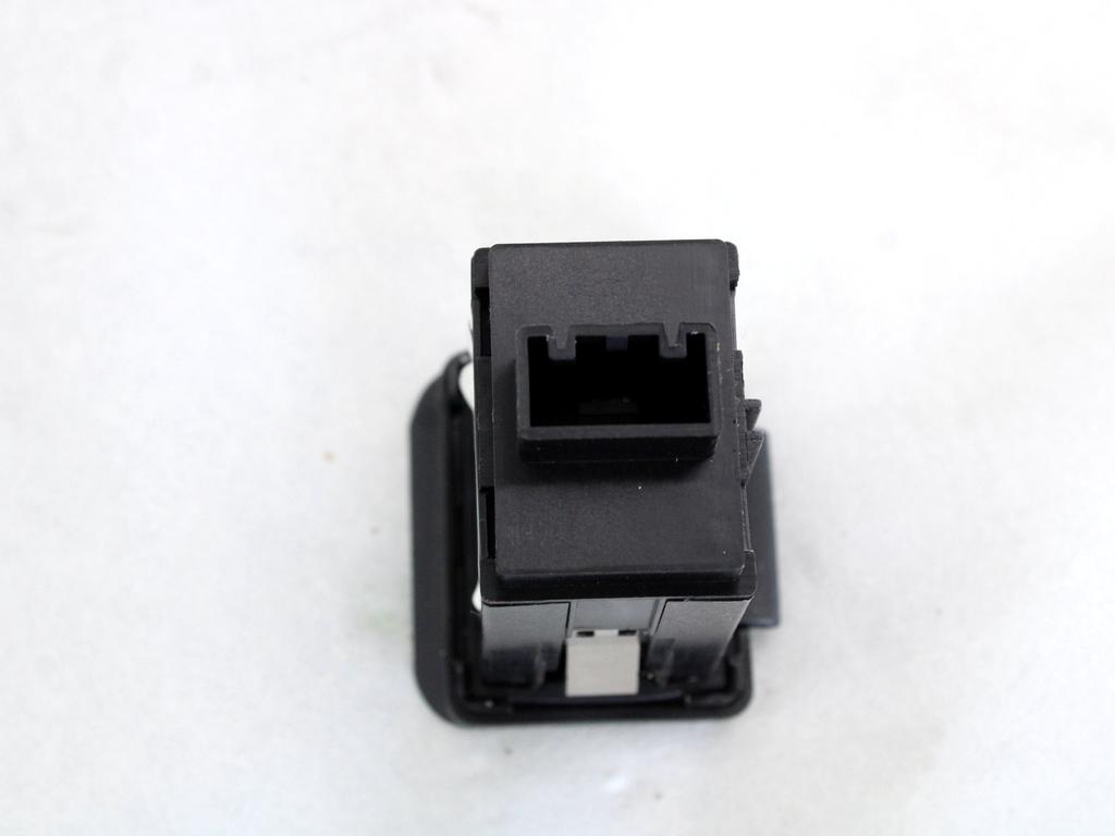 USB / AUX OEM N. 13339485 ORIGINAL REZERVNI DEL OPEL MERIVA B S10 (2010 -2017)BENZINA/GPL LETNIK 2012