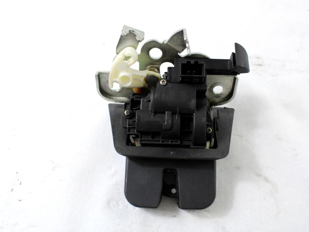 ZAKLEPANJE PRTLJA?NIH VRAT  OEM N. 8K9827505 ORIGINAL REZERVNI DEL AUDI A4 B8 8K2 BER/SW/CABRIO (2007 - 11/2015) DIESEL LETNIK 2009