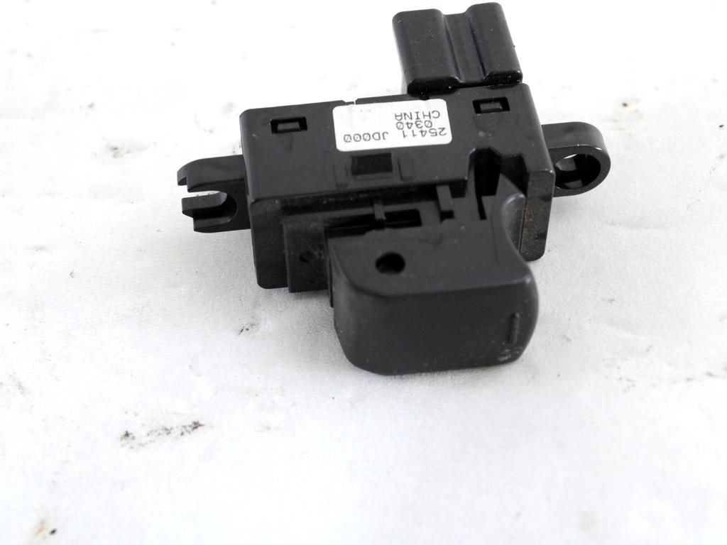 ZADNJE STIKALO OEM N. 25411JD000 ORIGINAL REZERVNI DEL NISSAN QASHQAI J10E (03/2010 - 2013) DIESEL LETNIK 2010