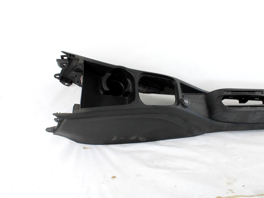 PLASTIKA MED SEDEZI BREZ NASLONJALA ROK OEM N. 735487375 ORIGINAL REZERVNI DEL FIAT PUNTO 199 MK3 (2011 - 2017)BENZINA LETNIK 2016