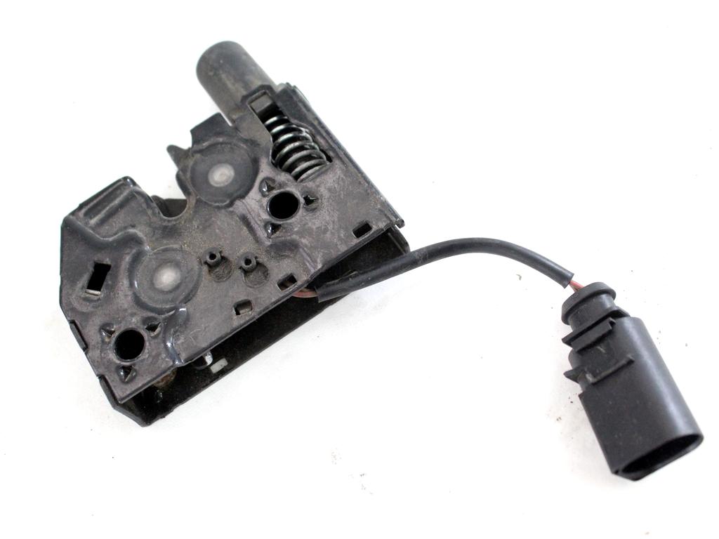 ZAKLEP POKROVA MOTORJA  OEM N. 8U0823509A ORIGINAL REZERVNI DEL AUDI Q3 8U (2011 - 2014)DIESEL LETNIK 2014