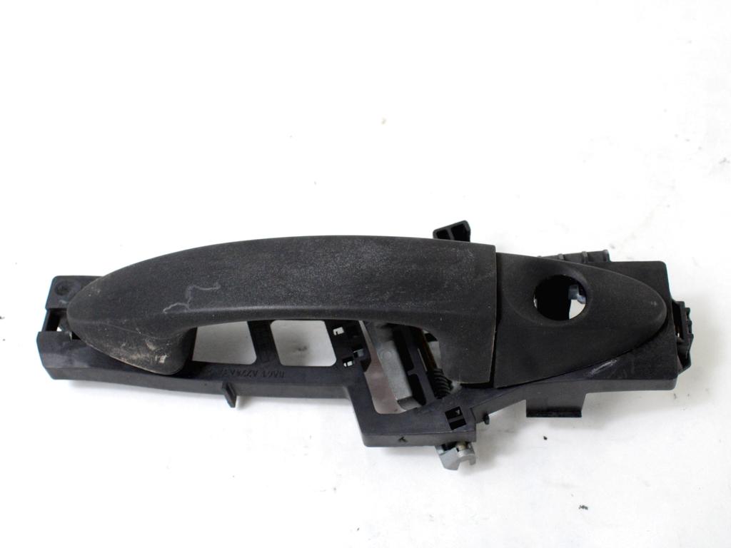 ZUNANJA KLJUKA SPREDNJA LEVA VRATA OEM N. 1596773 MANIGLIA ESTERNA PORTA ANTERIORE SINISTRA ORIGINAL REZERVNI DEL FORD FIESTA CB1 CNN MK6 (09/2008 - 11/2012) DIESEL LETNIK 2010