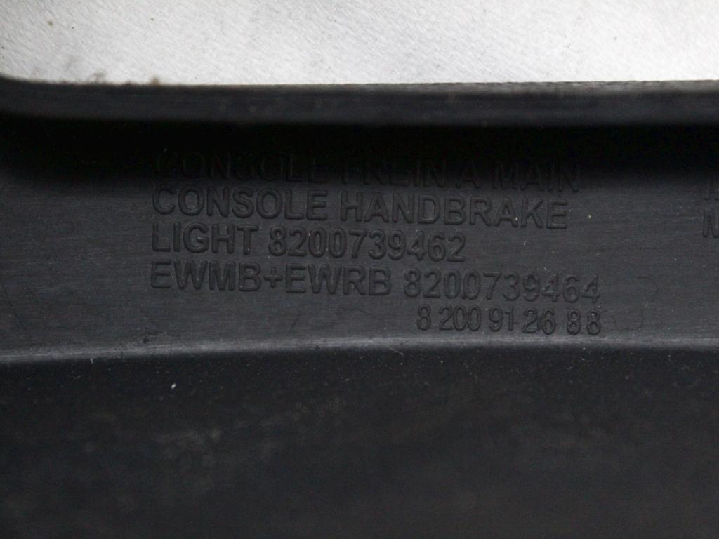 PLASTIKA MED SEDEZI BREZ NASLONJALA ROK OEM N. 8200739454 ORIGINAL REZERVNI DEL DACIA SANDERO MK1 (2008 - 2012) BENZINA/GPL LETNIK 2010