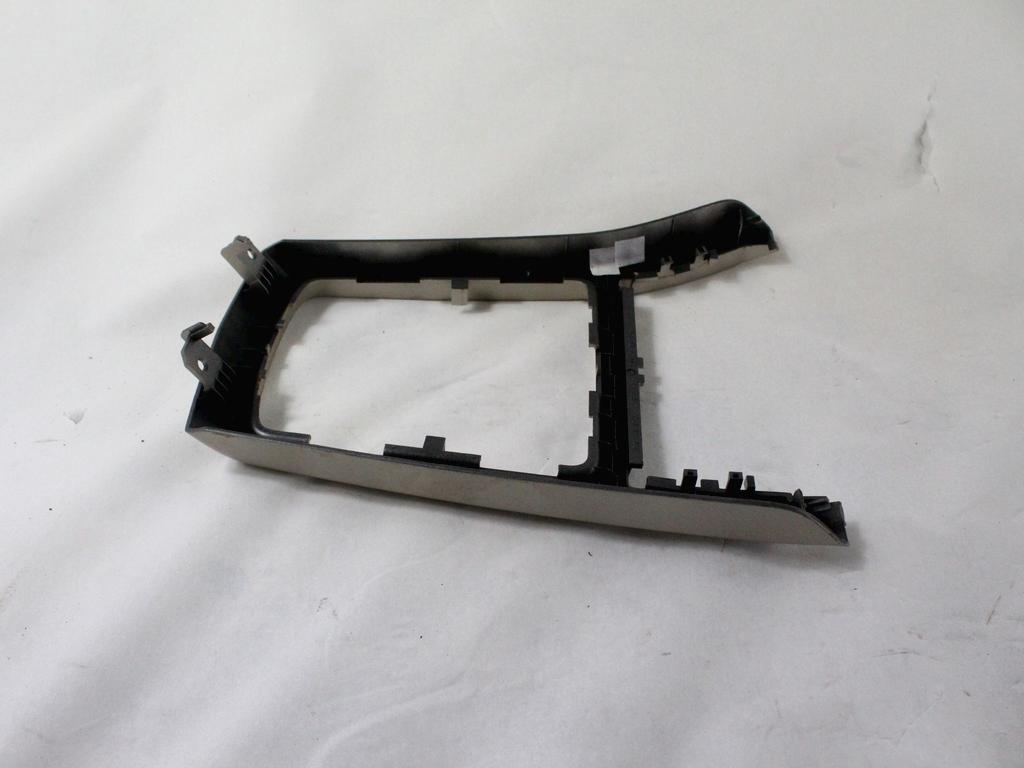 SREDINSKA KONZOLA  OEM N. 13116961 ORIGINAL REZERVNI DEL OPEL ASTRA H A04 L48 L08 L35 L67 R 5P/3P/SW (2007 - 2010) DIESEL LETNIK 2008