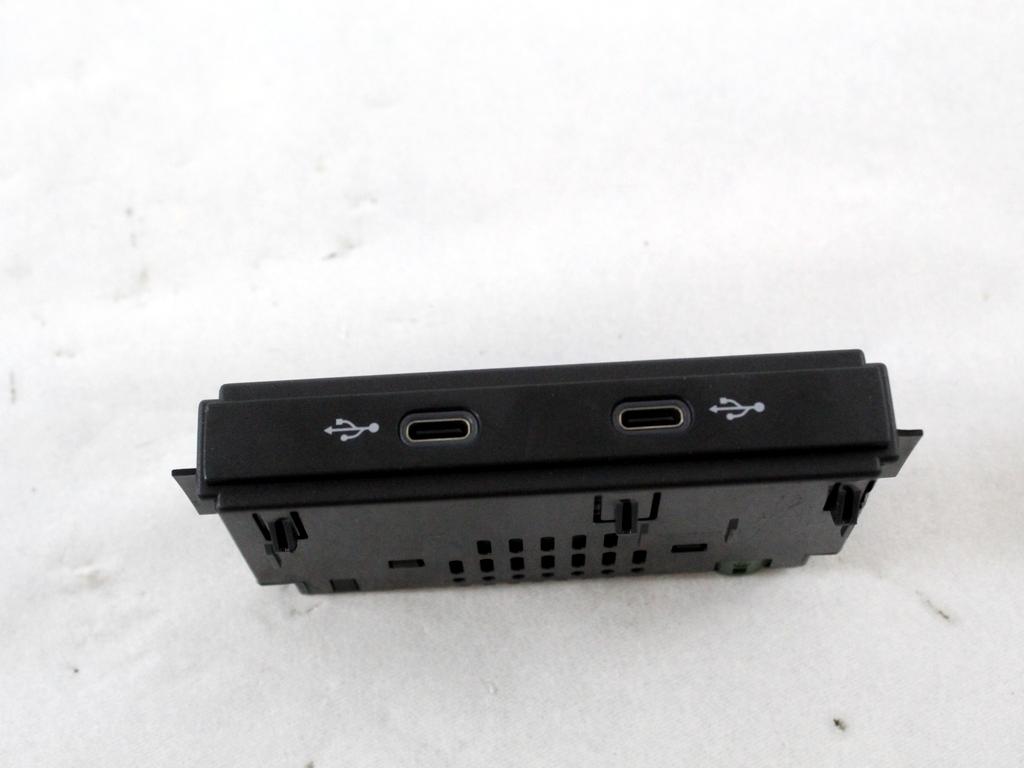 USB / AUX OEM N. 5NA035736 ORIGINAL REZERVNI DEL CUPRA FORMENTOR KM7 (DAL 2020) DIESEL LETNIK 2021