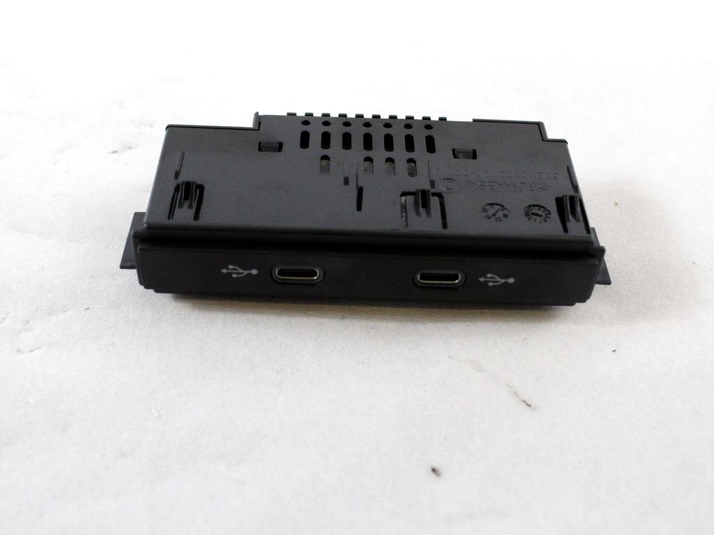 USB / AUX OEM N. 5NA035736 ORIGINAL REZERVNI DEL CUPRA FORMENTOR KM7 (DAL 2020) DIESEL LETNIK 2021