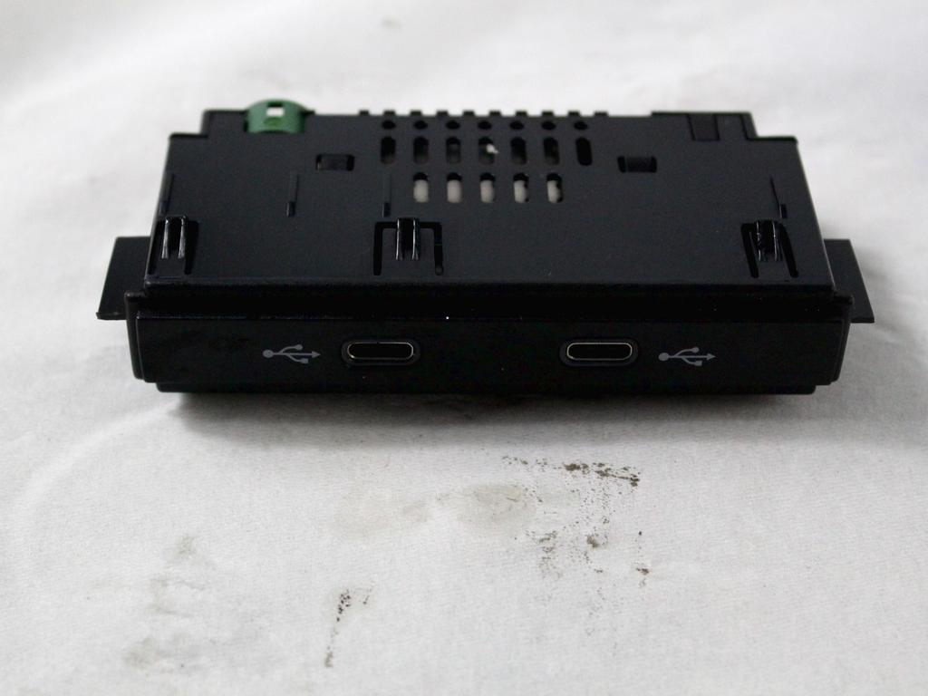 USB / AUX OEM N. 5NA035736 ORIGINAL REZERVNI DEL VOLKSWAGEN GOLF VIII CD1 MK8 (DAL 2019)DIESEL LETNIK 2021