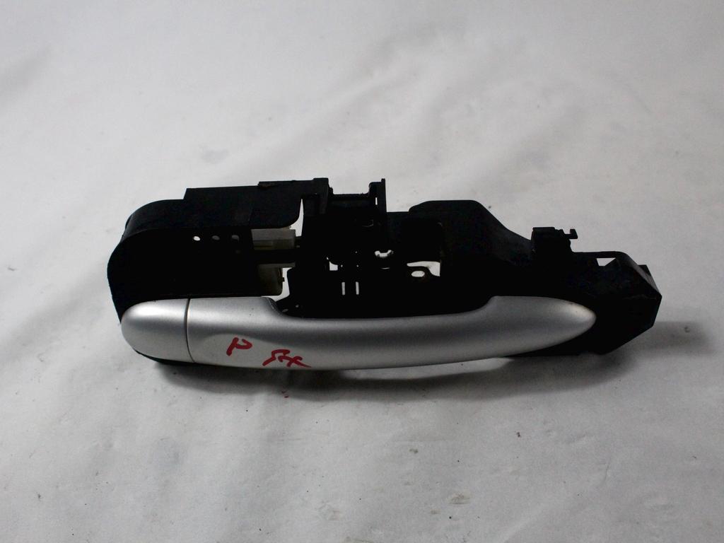 ZUNANJA KLJUKA ZADNJA LEVA VRATA OEM N. 806B02596R ORIGINAL REZERVNI DEL RENAULT MEGANE MK3 BZ0/1 B3 DZ0/1 KZ0/1 BER/SPORTOUR/ESTATE (2009 - 2015) DIESEL LETNIK 2010