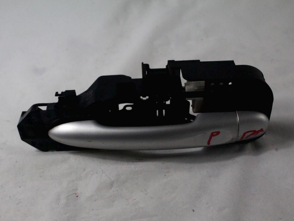 ZUNANJA KLJUKA ZADNJA DESNA VRATA OEM N. 806B02596R ORIGINAL REZERVNI DEL RENAULT MEGANE MK3 BZ0/1 B3 DZ0/1 KZ0/1 BER/SPORTOUR/ESTATE (2009 - 2015) DIESEL LETNIK 2010