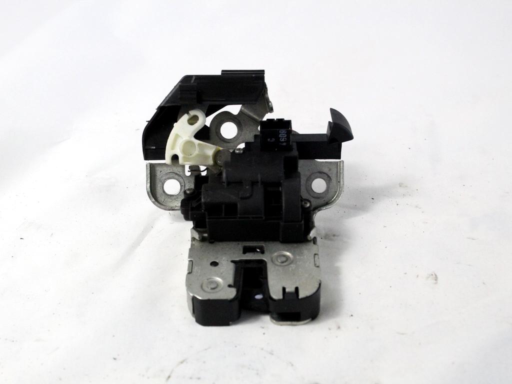 ZAKLEPANJE PRTLJA?NIH VRAT  OEM N. 8K9827505 ORIGINAL REZERVNI DEL AUDI A3 MK2R 8P 8PA 8P1 8P7 (2008 - 2012)DIESEL LETNIK 2010