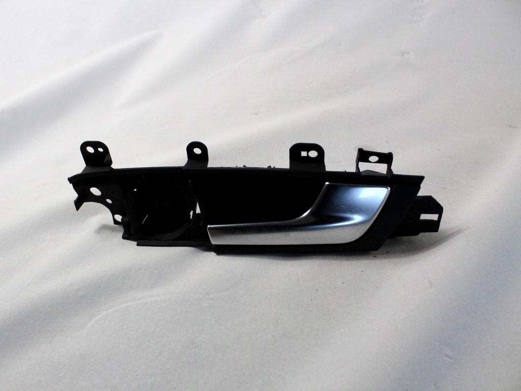 NOTRANJA KLJUKA  OEM N. 8P4839020D ORIGINAL REZERVNI DEL AUDI A3 MK2R 8P 8PA 8P1 8P7 (2008 - 2012)DIESEL LETNIK 2010