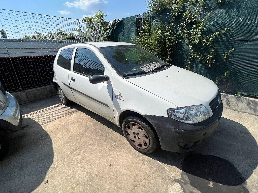 FIAT PUNTO VAN 1.3 D 51KW 5M 3P (2004) RICAMBI USATI AUTO IN PIAZZALE 